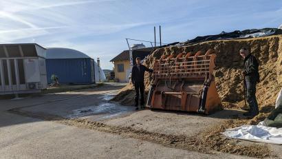 Bild: eib
Vater Hans (Rechts) und Sohn Michael Sorgenfrei beim Silo für die Biogasanlage in Gaisthal. Nicht nur die Rinder im Stall, sondern auch die Biogasanlage müssen täglich gefüttert werden.
