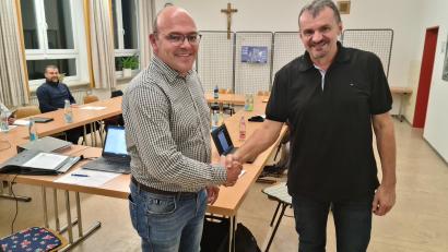 Bild: sne
Bürgermeister Johann Schmid (links) dankt Johann Wiesnet für 27 Jahre kommunalpolitischer Tätigkeit.