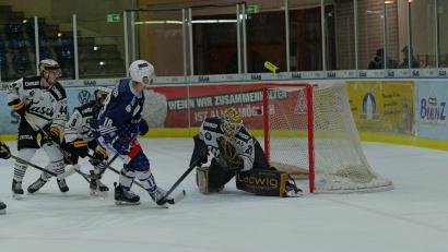 Bild: Elke Englmaier
Die Blue Devils besiegten am Freitagabend den EV Füssen mit 5:2. Hier schießt Vincent Schlenker (blaues Trikot) zum 3:1 ein.