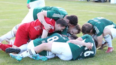 Archivbild: Peter Perzl
Groß war der Jubel der Spieler des SV Mitterteich nach dem 3:1-Hinspielsieg beim FC Vorwärts Röslau. Am Samstag steigt in Mitterteich das Rückspiel.