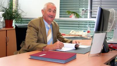 Bild: u
Professor Otto Hammer an seinem Schreibtisch in der Deutsch-Kasachischen Universität in Almaty.