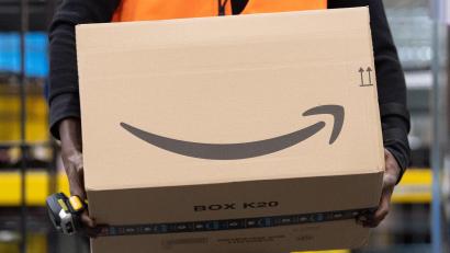 Archivbild: Sebastian Kahnert/dpa
Amazon will in der Stadt Nittenau (Kreis Schwandorf) ein Verteilzentrum bauen.
