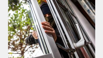 Symbolbild: Philipp von Ditfurth
Das Amberger Schöffengericht hatte über einen Mann zu urteilen, der in eine Gaststätte mit Wohnung eindrang und zwei Geldtaschen, in denen sich rund 1100 Euro befanden, mitgehen ließ.