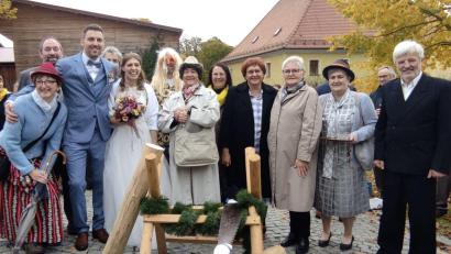 Bild: rpp
Die Laienspielgruppe Kastl überraschte das Brautpaar Verena Gmeiner und Tobi Dobmann vor der Kirche in Burkhardsreuth: (von links) Martina Moller-Prischenk, Reinhard Etterer, das Brautpaar Tobias und Verena Dobmann, Rudi Schinner, Thomas Deubzer, Karin Heining, Ursula Höreth, Sigrid Strehl und Josef Raps.