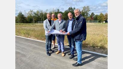 Bild: Heiko Nitschke/exb
Oberbürgermeister Andreas Feller (Mitte) überzeugt sich zusammen mit Roland Stehr und Thomas Drachsler von der Tiefbauabteilung der Stadt Schwandorf, Armin Rank von der Wirtschaftsförderung, sowie Jürgen Liebl vom Bauhof von der ordnungsgemäßen Ausführung der Erschließungsarbeiten im Baugebiet Rothlinde.