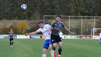 Archivbild: Dieter Jäschke
Immer ein bisschen höher als der Gegner: Der Grafenwöhrer Jonas Ertl (rechts) überspringt Daniel Radke vom FC Vorbach. Die SV Grafenwöhr empfängt am Sonntag den FC Amberg zum Verfolgerduell.