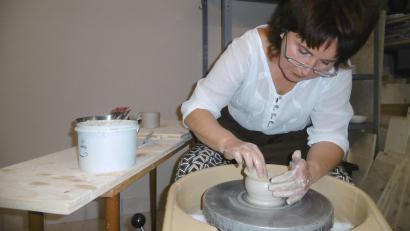 Bild: Dittrich
An der Drehscheibe formt Karin Dittrich Becher, Tassen, Vasen und Schalen.