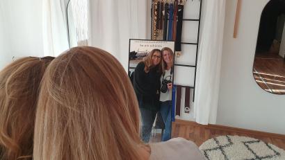 Bild: kaz
Sophia Brüderer und Carla Fontes haben sich zusammen in Kemnath einen Traum erfüllt. Im ehemaligen Fotostudio "Fotostyle" befindet sich nun das Studio von Sophia Brüder (rechts) und der Herzwerk-Laden von Carla Fontes (links).