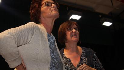 Bild: wro
Die Mallorca-Urlauber Franz Pfeiffle und Alfred Eberle werden von ihren Ehefrauen (gespielt von Johanna Thoma und Andrea Hecht, von links) bereits sehnsüchtig erwartet.