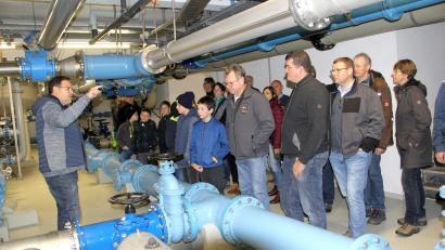 Bild: Josef Böhm/exb
Wassermeister Torsten Hergenröther (links) erklärt die Aufbereitung des Wassers aus den Tiefbrunnen. Von der technischen Ausstattung des Wasserwerks Erzhäuser waren die Besucher sehr beeindruckt.
