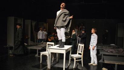 Bild: Ewe Rafeldt/exb
In der Farce „Mein Kampf“ von George Tabori geht es komödiantisch um den jungen Adolf Hitler, der sich in Wien an einer Kunstakademie bewirbt. Im Amberger Stadttheater wirken auch Schüler des Gregor-Mendel-Gymnasiums mit.