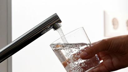 Symbolbild: Bernd Weißbrod/dpa
Auch in der Gemeinde Pirk müssen die Bürger ab 2024 mehr für Wasser und Abwasser bezahlen.