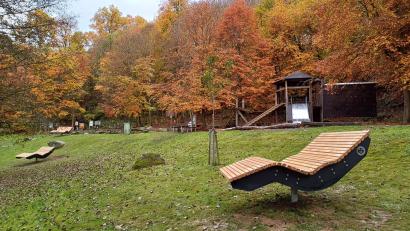 Bild: Stefan Gierisch/exb
Auf dem Waldsofa auf dem Abenteuerspielplatz in Windischeschenbach lässt sich der Blick auf die Waldnaab genießen. Je nach Sonnenstand kann die Sitzgelegenheit gedreht werden.