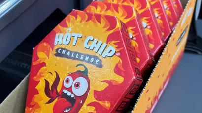 Bild: Doreen Garud
Das Bayerische Landesamt für Gesundheit und Lebensmittelsicherheit warnt vor den extrem scharfen Tortilla-Chips, die in der Werbung als „Hot Chip Challenge“ angepriesen werden.