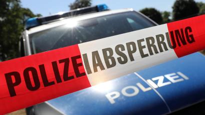 Symbolbild: Bernd Wüstneck
Ein maskierter Mann soll laut Mitteilung der Polizei am Freitagabend einen Verbrauchermarkt in Neumarkt i.d.Opf überfallen haben.