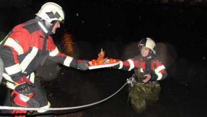 Bild: pop
Die Feuerwehr Schmidmühlen (im Bild Johann Wein und Aileen Planer) half auch heuer, die Allerseelenschiffchen in die Lauterach zu setzen.