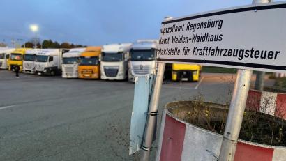 Bild: ck
Nach Allerheiligen warten die ersten Lkw am Amtsparkplatz des Autohofs Waidhaus auf ihre Abfertigung. Auf dem gesamten Areal gibt es keinen einzigen freien Parkplatz mehr. Die ankommenden Brummifahrer müssen umkehren und eine Alternative finden.