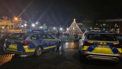 Bild: rw
Ein Bild aus Erbendorf vom dritten Advent. Das Szenario im geschmückten Stadtpark erinnert an eine besinnliche Weihnachtsfeier. Die Polizeiautos zeigen, dass es um etwas anderes geht.