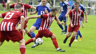 Archivbild: Hubert Ziegler
Das Hinspiel im August endete torlos: Hier kämpfen der Raigeringer Toni Lippert (Dritter von links) und Bergsteigs Spielertrainer Helmut Jurek um den Ball. Beobachtet werden sie unter anderem vom Ex-Raigeringer Alexander Greger (Zweiter von links).