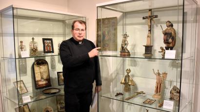 Bild: ubb
Pfarrer Klaus Haußmann präsentiert im Stiftlandmuseum rund 150 Gegenstände aus dem Bereich der Volksfrömmigkeit.