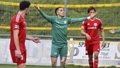 Bild: Hubert Ziegler
Was ist hier los? Salah El Berd von der DJK Gebenbach ist hier mit der Entscheidung des Linienrichters überhaupt nicht zufrieden. Mit dem Endergebnis wr er es schon. Die DJK siegte 2.1. El Berd traf zum 1:0.