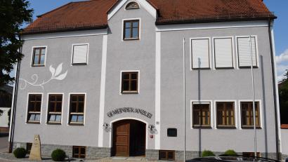 Bild: bnr
Im Gemeinschaftshaus Altendorf sind drei Institutionen untergebracht. Im Erdgeschoss befindet sich die Feuerwehr, im ersten Stock ist die Gemeindekanzlei mit Sitzungssaal untergebracht und im Dachgeschoss hat die KLJB ihren Gruppenraum