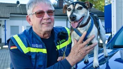 Bild: Stephan Huber
Walter Schuster mit Hund Einstein. Sie sind ein geprüftes Rettungshundeteam im Bereich Personenspürhund beim Technischen Hilfswerk (THW) in Sulzbach-Rosenberg.