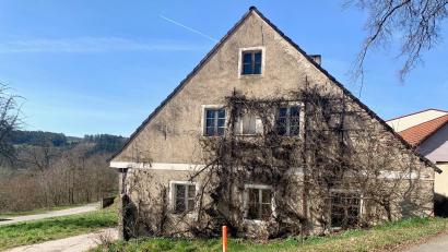 Bild: Gabi Schönberger
Dem alten Bauernhaus in Girnitz kommt sogar eine gewisse Prominenz zu. Denn es ziert die Titelseite des Buchs „Oberpfalz“ – der vierte Teil aus der Reihe „Bauernhäuser in Bayern“.