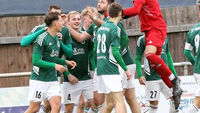 Bild: Peter Perzl
Der SV Mitterteich gewann am Samstag das Derby gegen den FC Vorwärts Röslau mit 2:1. Hier bejubeln die SVM-Akteure das 2:0 durch Pascal Höcht (links mit der Nummer 16).