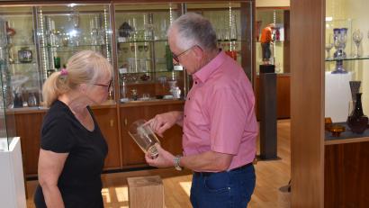 Bild: Sporrer, Thomas
Eines der Exponate im Museum ist ein Glasgravurbecher, das Gesellenstück von Benno Krottenthaler. Hier zeigt er es der Vorsitzenden der Tirschenreuther Krippenfreunde, Marianne Stangl.