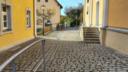 Bild: mnt
Bei der Maßnahme "Kirchplatz soll" 2024 auch ein neuer Gehwegstreifen in Richtung Friedhof mit verlegt werden und den Zugang erleichtern. Dieses und viele weitere Themen wurden im Rahmen der Vorstandschaftssitzung der Dorferneuerung Thanstein/Hebersdorf besprochen.