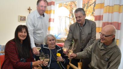 Bild: dob
Karolina Biller (Mitte) feierte an der Seite ihrer Tochter Claudia und Schwiegersohn Clemens Fütterer in bemerkenswerter Vitalität ihren 90. Geburtstag. Pfarrvikar Ronald Liesaus (hinten, links) und Bürgermeister Andreas Wutzlhofer (hinten, rechts) stoßen gerne mit der Seniorin zu diesem Ehrentag an.