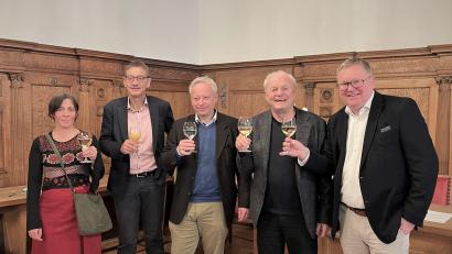 Bild: Schwab, Susanne
Oberbürgermeister Michael Cerny (rechts) und das Amberger "Kulturdreigestirn", Barbara Cosima Frey, Reiner Volkert und Fabian Kern (von links), mit dem "Künstler der Metropolregion", Winni Steinl ( Zweiter von rechts).