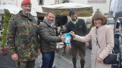 Bild: Kunz
Oberbürgermeister Jens Meyer und Oberstleutnant Thorsten Wallschus bei der Prominentensammlung.