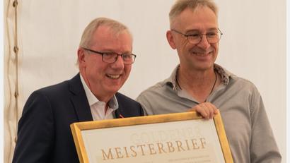 Bild: Katrin Schneeberger/exb
Jürgen Pichl (rechts) mit dem Goldenen Meisterbrief, überreicht von Handwerkskammer-Geschäftsführer Jürgen Kilger (links).