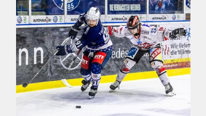 Archivbild: Tobias Neubert
Die Blue Devils gewannen am Sonntag in Memmingen mit 4:2. Das Bild zeigt eine Szene aus dem Hinspiel (8:3) mit Devils-Kapitän Dennis Thielsch (links) und Maximilian Menner.