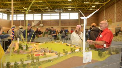 Bild: bey
Heinrich Bergler, Vorsitzender der Modellbahnfreunde Windischeschenbach und Umgebung, erläutert den Besuchern die geplante Weiterentwicklung des Moduls mit Darstellung der Gewinnung erneuerbarer Energie.