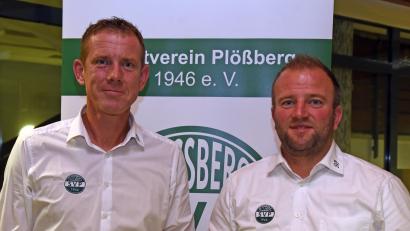 Bild: Gebert
Uwe Hecht (rechts) steht weiter an der Spitze des SV Plößberg, links sein Stellvertreter Dominik Zölch.