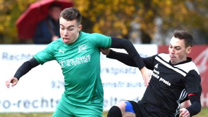 Bild: Büttner
Johannes Roll (links) und der FC Weiden-Ost sind in der Bezirksliga Nord weiter kaum zu stoppen. In dieser Szene versucht der Vohenstraußer Valmir Shabani sein Glück, doch der FC Ost nahm beim 2:0-Sieg die Punkte mit nach Hause.