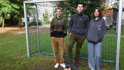 Bild: Claudia Klinger/Kloster Ensdorf/exb
Christian Burth, Stephan Knott und Alisa Schubert (von links) lernen gerade bei Freiwilligendienst und Praktikum die Arbeit mit Kindern und Jugendlichen in Bildungshaus und Umweltstation Kloster Ensdorf kennen.