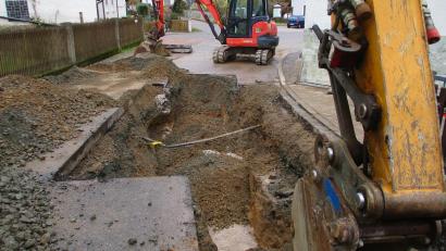 Bild: bnr
In Trausnitz nahe des Gemeindehauses ist am Samstag eine Wasserleitung gebrochen. Weite Teile des Orts waren ohne Versorgung.