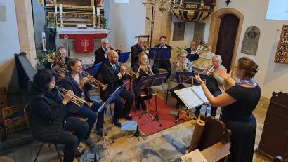 Bild: sei
Unter Leitung von Veronika Weber (rechts vorne) spielte der Posaunenchor ein vielseitiges Programm mit verschiedenen Musikrichtungen und aus verschiedenen Zeitepochen.