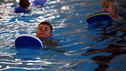 Symbolbild: Jens Büttner/dpa
Schwimmunterricht ist wichtig für die Kinder. Der Freistaat will das mit einer Gutschein-Aktion fördern.