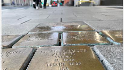 Bild: Gabi Schönberger
Die ersten Stolpersteine in der Bahnhofstraße. Seit einem Jahr erinnern sie an das Schicksal der Familie Kupfer.