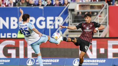 Bild: Daniel Löb/dpa
Auch unter Freunden gehts manchmal härter zu: Der Schalker Marcin Kaminski (links) vom FC Schalke 04 gegen Can Uzun.