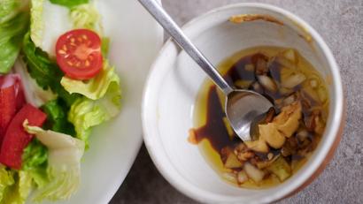 Symbolbild: Annette Riedl
Eine Frau bezahlte ihre Zeche in einer Gaststätte in Marktredwitz nicht. Sie begründete dies damit, dass zu viel Dressing im Salat war.