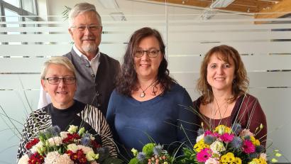 Bild: Nadine Kreuzer
Anton Kummert ehrt die langjährigen Mitarbeiterinnen Elke Reil, Gabi Hirmer und Elisabeth Herrmann.