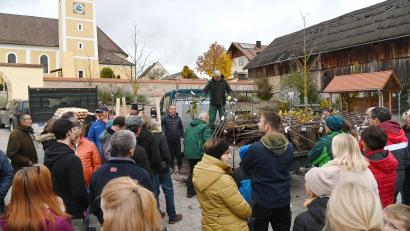 Bild: gf
Dicht gedrängt stehen die künftigen Besitzer der 100 Streuobstbäume am Dorfplatz, als Bürgermeister Hermann Böhm und Alfons Lobinger (Mitte) die Obstgehölze verteilen.
