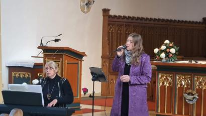 Bild: u
„Amoi seng ma uns wieda – Musik zum Abschied" – unter diesem Titel gestalten Melanie Dotzler (rechts) alias Sängerin Mièl und die Pianistin Iryna Hermann zwei besinnliche Andachten in der Hirschauer Stadtpfarrkirche Mariä Himmelfahrt und in der Amberger Wallfahrtskirche Mariahilf.