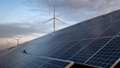 Symbolbild: Sina Schuldt/dpa
Baut die Marktgemeinde Lauterhofen einen Windpark an der Grenze zu Kastl, ergäben sich für die fünf Hektar große Freiflächen-Photovoltaikanlage in Oberfeld Beschattungsverluste.